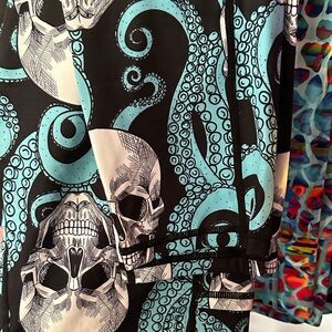 Constantly Varied Gear CVG Leggings Kraken Skull Women's Medium capris length